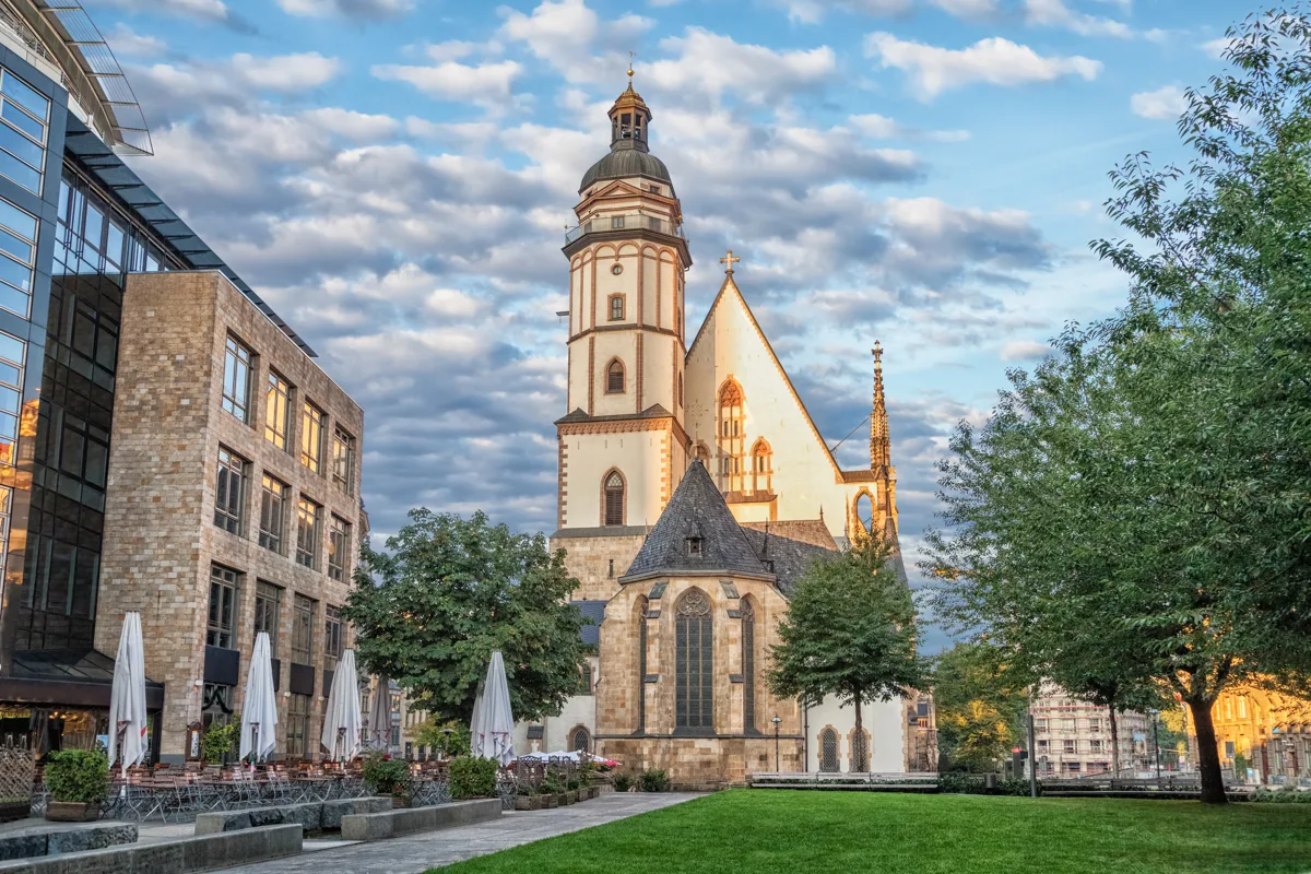 Eine historische Kirche im warmen Abendlicht