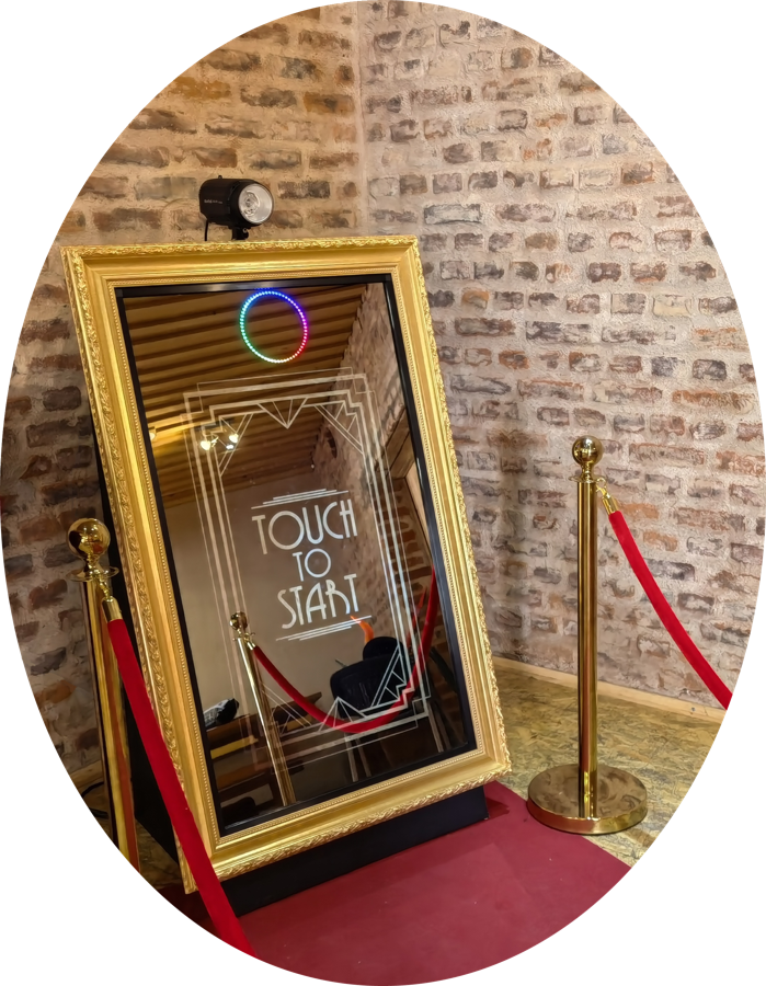 Magic Mirror mit goldenem Rahmen und rotem Teppich