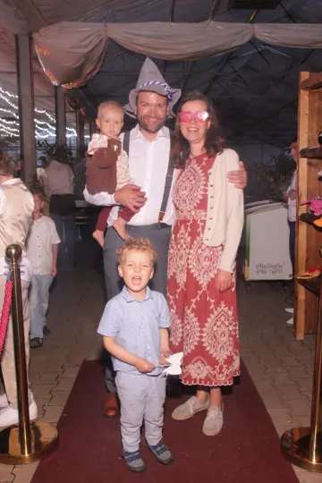 Eine Familie vor dem Fotospiegel