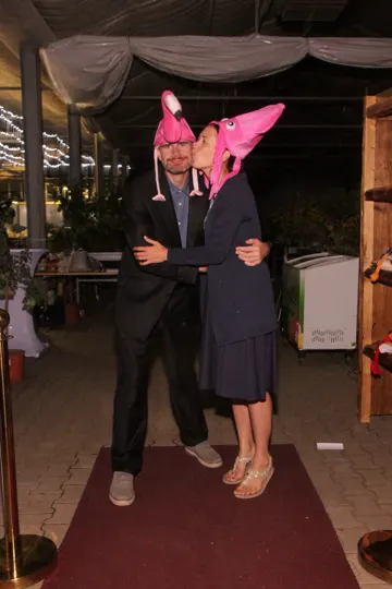 Ein Paar mit rosa Flamingohüten